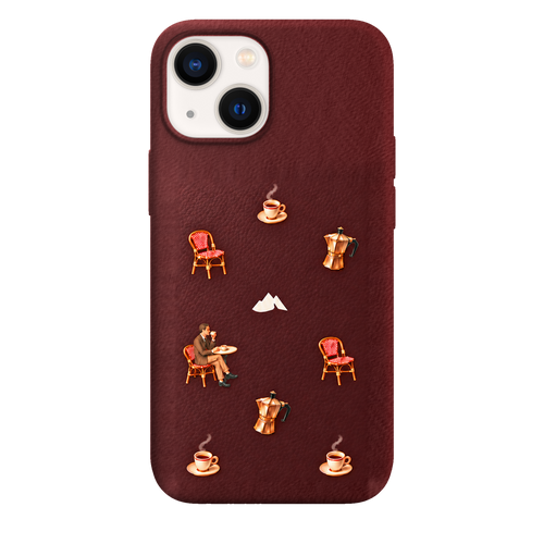 MONTIÉS Atelier Case — Grand Café Burgundy — iPhone 13 mini. Exacte Apple-model/kleuridentiteit nog niet sluitend bevestigd. Conceptvisualisatie; fysieke MONTIÉS-hoesgeometrie nog niet bevestigd.