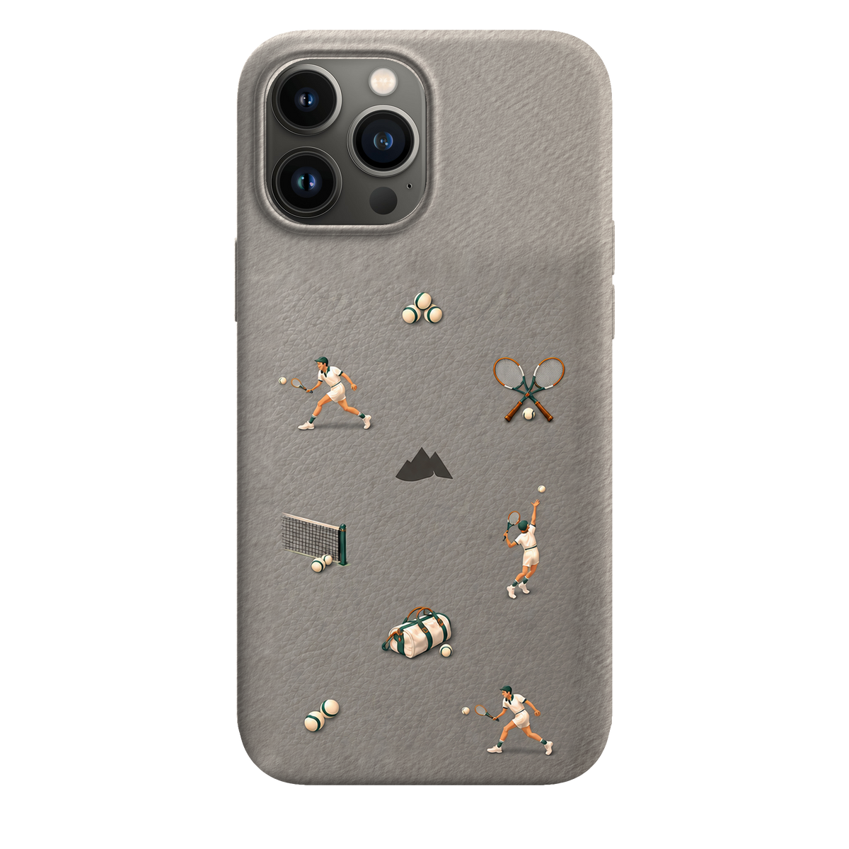 MONTIÉS Atelier Case — Court Club Silver — iPhone 13 Pro Max. Exacte Apple-model/kleuridentiteit nog niet sluitend bevestigd. Conceptvisualisatie; fysieke MONTIÉS-hoesgeometrie nog niet bevestigd.